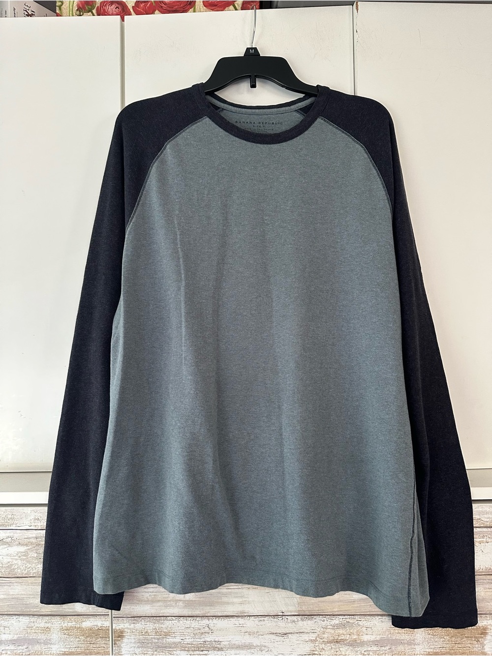 🩶 Banana Republic XL Gray Black Raglan Long Sleeve Tee Casual Shirt
